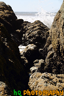 Ocean Waves Splashing on Rocks painting