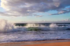 Polihale-State-Park-Waves-Crashing-.webp